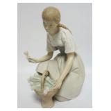 1133	LLADRO FIGURINE, GIRL W/TULIPS, APPROXIMATELY 10 1/2 IN