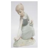 1140	LLADRO FIGURINE, GIRL GATHERING FLOWERS, APPROXIMATELY 9 IN HIGH
