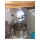 Kitchen-Aid Mixer w/attachments