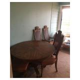 Diing Table w/ 2 table leaves & 6 chairs