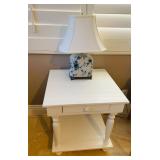End Table / Nightstand. Curry & Co. Floral lamp