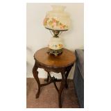 Vintage Round Accent Table / Vintage Lamp