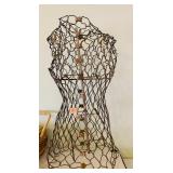 Close-Up Wire Dress Form
