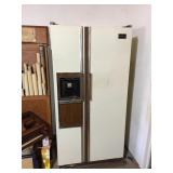 Whirlpool side by side refrigerator/freezer
