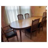 Henredon Dining Table W/2 Leaves & 6 chairs & Protector Pads - 29"H x 102"W x 43"D W/20" Leaves X2 -