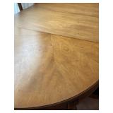 Henredon Dining Table W/2 Leaves & 6 chairs & Protector Pads - 29"H x 102"W x 43"D W/20" Leaves X2 -