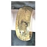 14kyg Vintage Daisy Etched & Florentined Bangle, 24mm wide, 7"; 37.1gm, $858 14kyg Vintage Daisy Etched & Florentined Bangle, 24mm wide, 7"; 37.1gm, $858