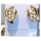 Crown TRIFARI Goldtone BRUSHED RIBBONS+FAUX PEARLS+CRYSTALS CLIP EARRINGS-1"x.75 NWT, NOW $18