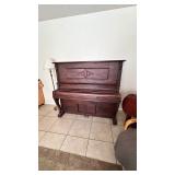Small, Clean Antique and Unique Living Estate Sale in East Lancaster 