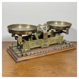 EIWA SCALE | EIWA 5kg equal arm balance scale with weights; l. 18 in. 