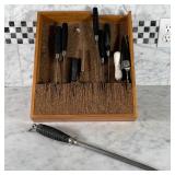(11pc) ASSORTED KNIVES | In slotted knife box (13 x 15 in.), including a Kitchenaid pizza cutter, De