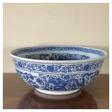 LARGE CHINOISERIE CENTER BOWL | Porcelain serving bowl decorated with Chinese motif of dragons and c
