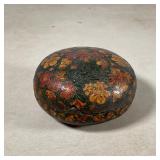 ROUND LIDDED LACQUERED BOX | Decorated with allover pattern of flowers, with gilt highlights; dia. 4