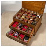 COLLECTION VINTAGE COSTUME JEWELRY | Wooden chest of costume jewelry, having a hinged lid with two l