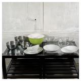 GROUP KITCHEN BOWLS ETC. | Including a set of 3 nesting Pyrex glass bowls (largest dia. 10 in.), a l