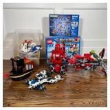 GROUP LEGOS & TOYS | Including a Lego City set (no. 7637), a red robot toy, assembled block toys (pl