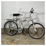 GIANT SEDONA DX MOUNTAIN BIKE | White bicycle, size 19 with a shock front fork, a shock seat tube, a