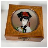 GROUP DECORATIVE MINIATURES | Including porcelain boxes, 2 figurines, etc.; plus a black painted jew