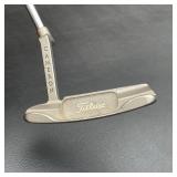 PUTTER: SCOTTY CAMERON | A Titleist Scotty Cameron Pro Platinum mid-sur 