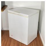FRIGIDAIRE FREEZER | chest-style floor freezer with lift top and basket, Mod. BFFC05M2MW0