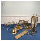 GROUP BRASS DECOR | Including a pair of swan-form bookends, antique cup and saucer, a lantern, bell 