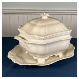 SPODE SOUP TUREEN | Copeland Spode covered soup tureen with underplate; tureen h. 10 x w. 15-1/2 in.