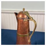 (2pc) COPPER VESSELS | Including an ewer decorated en repousse and a copper pot with hinged lid (h. 