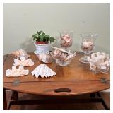 GROUP STEUBEN & SHELL DECOR | Including shells and a starfish in a glass Stebuen bowl (dia. 6-3/4 in