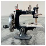 MINIATURE SINGER SEWING MACHINE | The Singer Manufacturing Co., miniature sewing machine model; h. 6