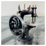MINIATURE SINGER SEWING MACHINE | The Singer Manufacturing Co., miniature sewing machine model; h. 6
