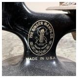 MINIATURE SINGER SEWING MACHINE | The Singer Manufacturing Co., miniature sewing machine model; h. 6