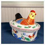  a pair of hen-form salt and pepper shakers, a serving platter (l. 16-1/2 in.), and a set of 4 plate