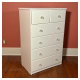Chest of drawers, of nice small size, having two half-width drawers over four full-width drawers, al