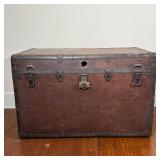 LEATHER STEAMER TRUNK | Antique steamer trunk of large size, brass bound; h. 25 x w. 39-1/2 x d. 22-