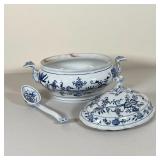 MEISSEN BLUE ONION TUREEN | Oval tureen with twist finial and matching ladle; h. 9 x 13 x 8 in., lad