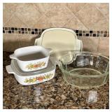 two Corningware food serving dishes (one without lid), set of three descending size mixing bowls (la