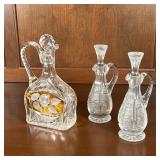 (3pc) CRYSTAL VESSELS | A pair of cut crystal oil and vinegar bottles with matching stoppers (h. 7-3