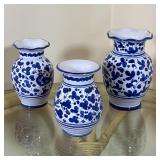 (3pc) BLUE & WHITE GARNITURE | Including two vases with scalloped rim and one with a smooth rim, eac