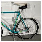 Shimano Dura-Ace "Flight Deck" brakes and shifters, Shimano hubs laced to SUP V Rims, Selle San Marc