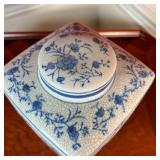 BLUE & WHITE JAR | Lidded square jar with "cracked ice" decoration and blue underglaze floral motif;