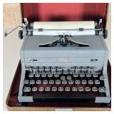 ROYAL TYPEWRITER | In carrying case; h. 6-31/4 x w. 12-2/2 in. (case)