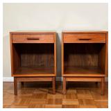 PAIR MID-CENTURY END TABLES | Mid-century modern bedside tables or night stands, each having a singl