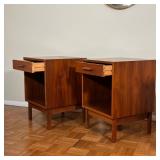 PAIR MID-CENTURY END TABLES | Mid-century modern bedside tables or night stands, each having a singl
