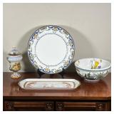 (4pc) WORCESTER & OTHER POTTERY | Including an Italian lidded urn of small size [lid attached] (h. 8