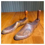 VINTAGE COBBLERS LAST | Wooden cobblers lasts with rotating heel piece - l. 10 in.