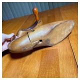 VINTAGE COBBLERS LAST | Wooden cobblers lasts with rotating heel piece - l. 10 in.
