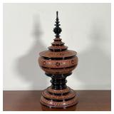 LACQUERED JAR | Black and rust lacquered jar with two interior compartments, with spindle finial - h