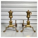 URN-FORM ANDIRONS  | Philadelphia, 19th century, brass andirons with ball and claw feet - h. 20 x 14