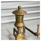 URN-FORM ANDIRONS  | Philadelphia, 19th century, brass andirons with ball and claw feet - h. 20 x 14