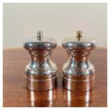 (2pc) PAIR STERLING SALT & PEPPER  | Sterling silver salt/pepper grinders with English hallmarks - h